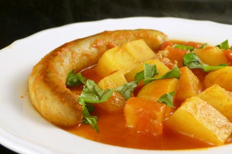 Bratwurst in Tomatensauce mit Kartoffeln