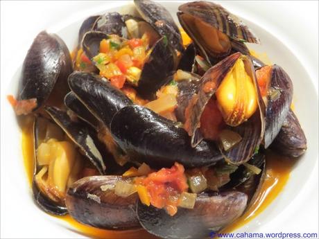 Miesmuscheln in Tomaten-Weißwein-Sauce