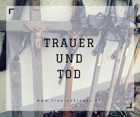 Kreuze auf dem Friedhof für Trauer