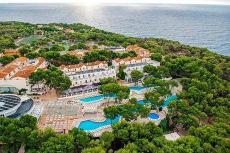 Hier steigt der Full Metal Holiday: das Hotel Iberostar Club Cala Barca auf Mallorca (Bild: ICS)