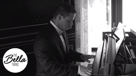 John Cena spielt “Where Is My Mind” (Pixies) am Klavier
