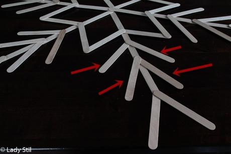 DIY Schneeflocke aus Eissstielen   –    winterliche / weihnachtliche Wanddeko