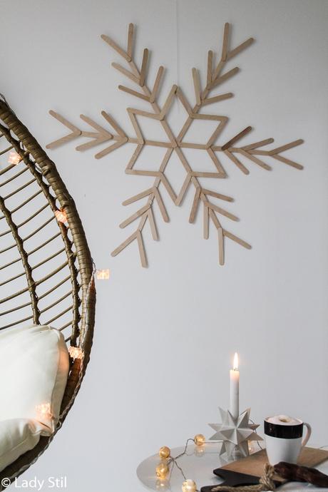 DIY Schneeflocke aus Eissstielen   –    winterliche / weihnachtliche Wanddeko