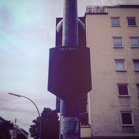 Samstag.. Muy bien. | #berlinspiriert #berlin #blogger #berlinblog #berlinblogger #potd #sticker #stickerart #street #art #streetart #urbanart #muybien #laternelaterne #igers #igersberlin #ig_berlin