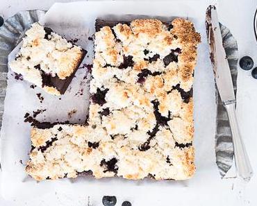 saftiger Brownie mit Heidelbeeren und Kokosmakronen Topping