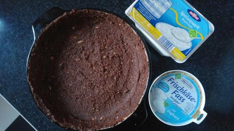 Choco Cheesecake mit Dattel-Nussboden und Blaubeerspiegel