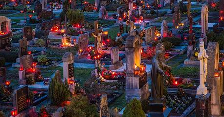 Bild der Woche: Friedhof in Mariazell am Abend