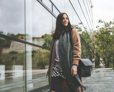 Adidas Gazelle Herbst Outfit mit grauem Asos White Pullover und Oversize Cardigan