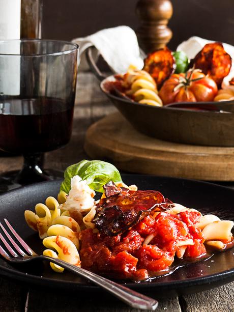 Fusilli Giganti mit Rotwein-Ofen Tomaten und Chorizo Chips