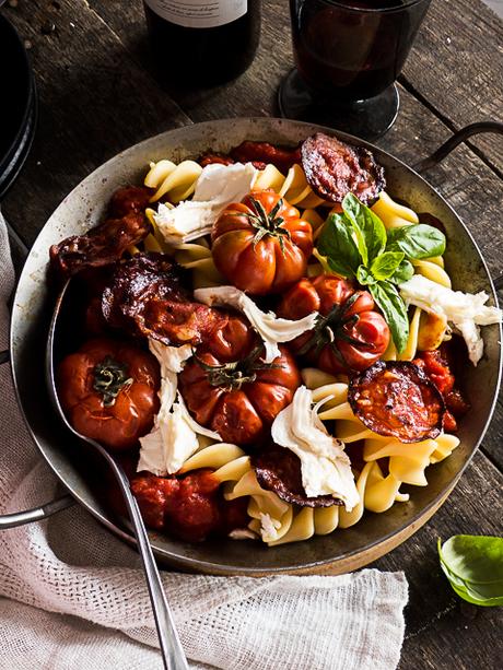 Fusilli Giganti mit Rotwein-Ofen Tomaten und Chorizo Chips