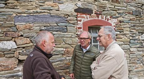 Lehm-Experten unter sich: (von links) Peter Breidenbach und Hartwig Ballis von Claytec, Lehmbau-Spezialist Thomas Glück
