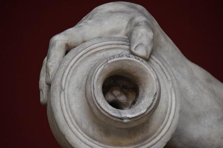 07_Vase-mit-Loewenkopf-liegende-Statue-Vatikan-Vatikanische-Museen-Citytrip-Rom-Italien