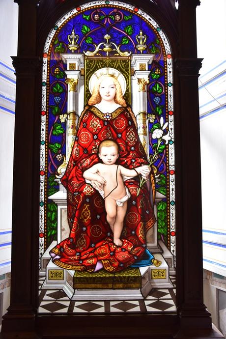33_Glasmalerei-Madonna-Jesus-Vatikan-Vatikanische-Museen-Citytrip-Rom-Italien
