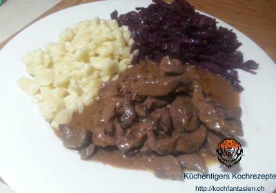 Hirschgeschnetzeltes mit Knöpfle und Rotkohl