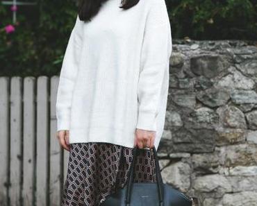Herbst Outfit mit weißem Strickpullover, Wickelrock und Matt & Nat Baxter Bag