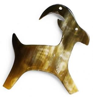 Der Julbock passendes Präsent der Hornvarefabrikken