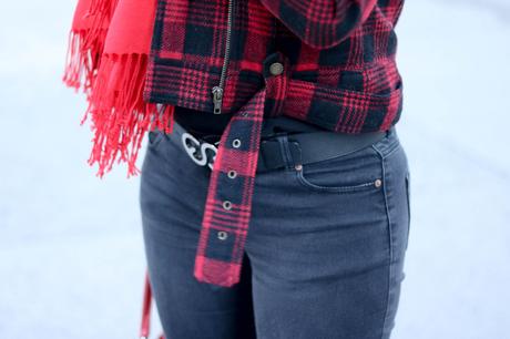 #ootd in Tawny Port Sneakers mit großen Maschen von Puma und punkiger Karo-Jacke