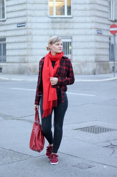 #ootd in Tawny Port Sneakers mit großen Maschen von Puma und punkiger Karo-Jacke