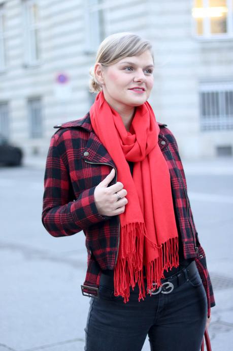 #ootd in Tawny Port Sneakers mit großen Maschen von Puma und punkiger Karo-Jacke