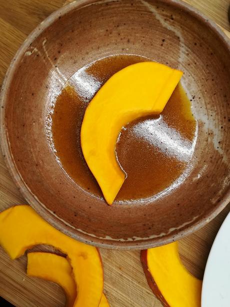 Hokkaido Kürbis in Panko-Sesam Kruste/ Hokkaido pumpkin in a panko-sesame crust (Deutsch & English)