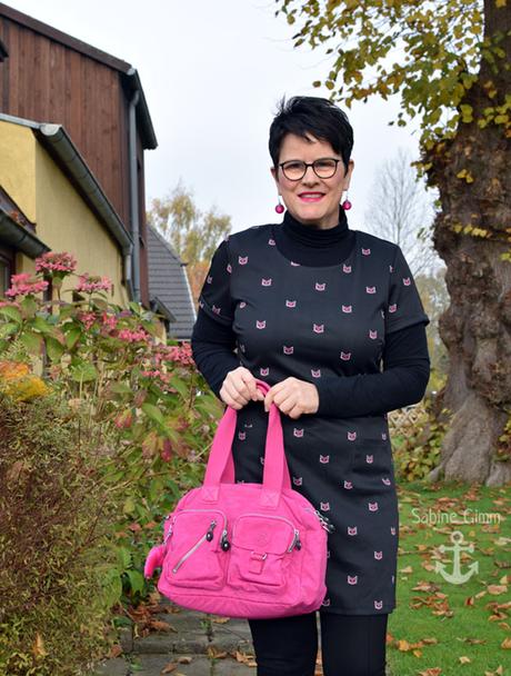 Minikleid in Schwarz und Pink – mit Miezen