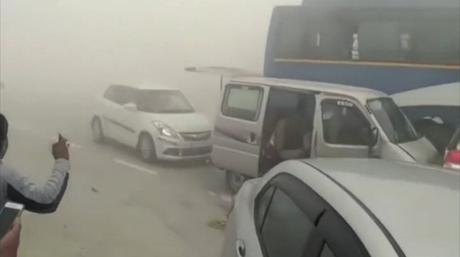 Dichter Smog in Dehli führt zu Massenkarambolage