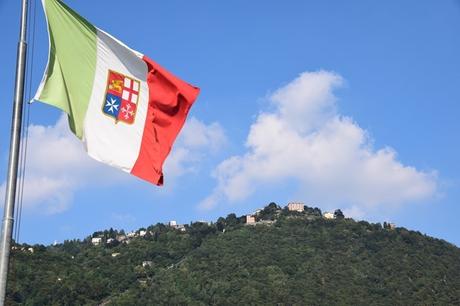 29_Blick-von-Como-nach-Brunate-mit-Tricolore-Italienische-Flagge-Comer-See-Lombardei-Italien