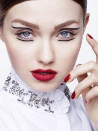 Mit Mascara und Eyeliner den sexy Augenaufschlag der Stars nachschminken