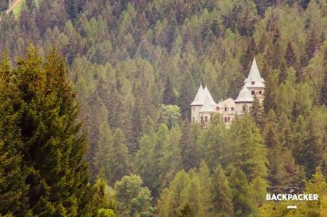 Das Schloss Belvedere, Hauptsitz des Königshaus Savoyen, liegt hinter Bäumen zwischen den Bergen versteckt. Dennoch ist es möglich, dieses zu besichtigen.