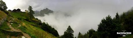 Steile 1,5 Stunden später erreiche ich das Refugio Alpenzu im Nebel.