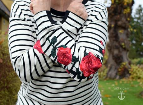 Sweatshirt mit Streifen und romantischen Rosen
