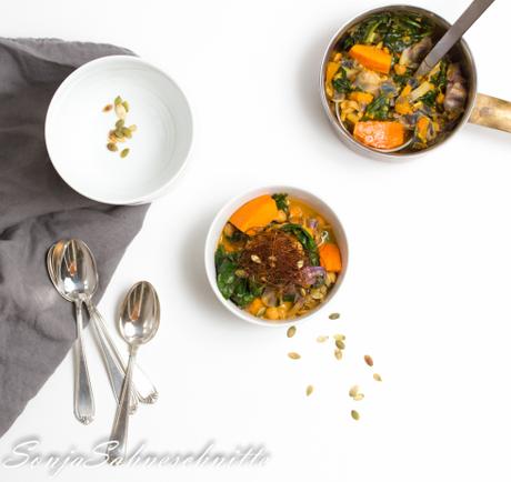 Kokos-Kürbis-Curry mit Kichererbsen, Spitzkohl und Spinat (vegan) – Coconut pumpkin curry with chickpeas, sweetheart cabbage and spinach (vegan)