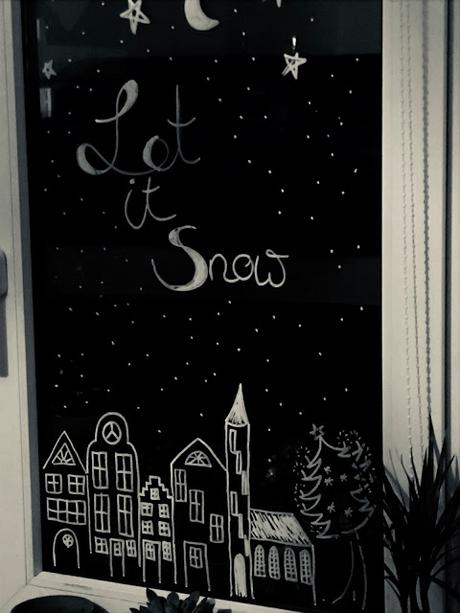Fensterdeko mit Kreidestift zu Weihnachten - Ein Weihnachtsdorf