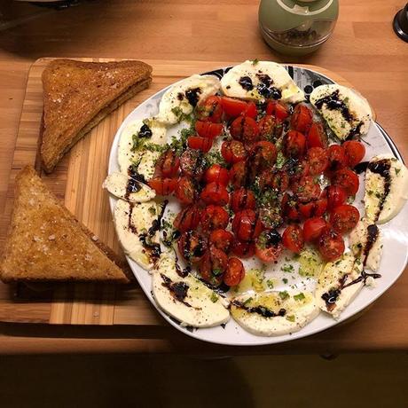 Tomaten und Mozzarella mit viel Zeugs drumrum und in Knofi-Olivenöl geröstetes Brot... #dinnertime #italienspiriert - via Instagram