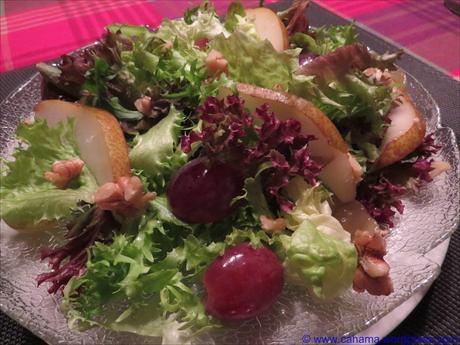 Herbstlicher Blattsalat mit Birnen, Trauben und Walnüssen