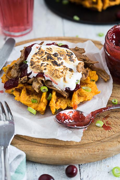Thanksgiving Süßkartoffel Waffeln mit spiced Turkey, Cranberry Sauce und roasted Marshmallow Fluff {Werbung}