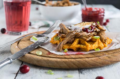 Thanksgiving Süßkartoffel Waffeln mit spiced pulled Turkey, Cranberry Sauce und roasted Marshmallow Fluff {Werbung}
