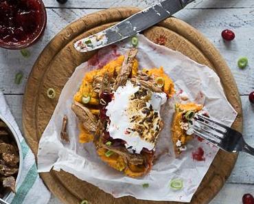 Thanksgiving Süßkartoffel Waffeln mit spiced pulled Turkey, Cranberry Sauce und roasted Marshmallow Fluff {Werbung}