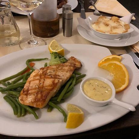 Lecker Lachs beim geilen Griechen #greek #foodporn - via Instagram