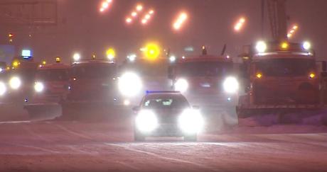 So fegt man in Russland den Schnee von der Straße