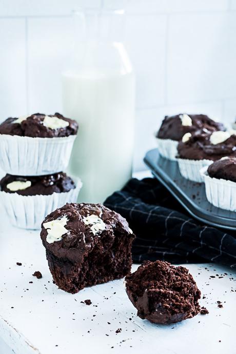 Schoko Bömbchen oder schokoladige Schokoladen Muffins mit dreierlei Schokoladen topping