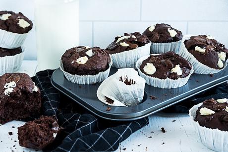 Schoko Bömbchen oder schokoladige Schokoladen Muffins mit dreierlei Schokoladen topping