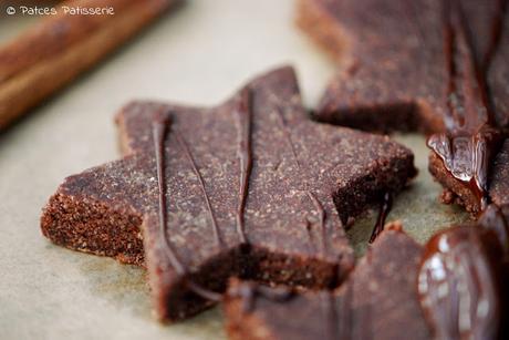 Kakao-Sterne mit Erdmandeln & Datteln [Weihnachtskekse ohne Backen und in Gesund]