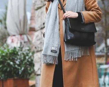 Winter Outfit mit Acne Studio Schal, beigen Wintermantel und Matt & Nat Wapi Bag
