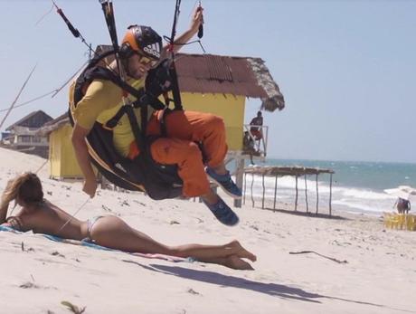 BASE-Jumper springen mit einem Auto aus dem Flugzeug