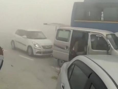 BASE-Jumper springen mit einem Auto aus dem Flugzeug