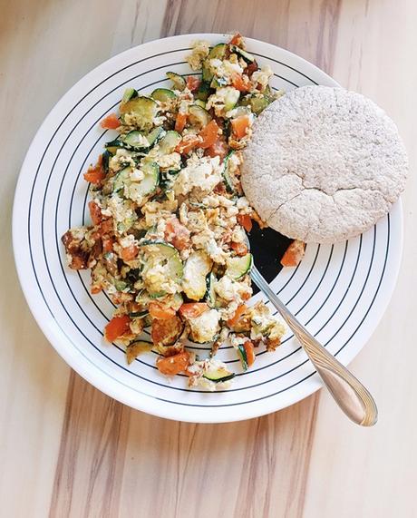 Clean Eating Ideen: Buntes Rührei mit Feta