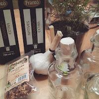 Türchen Nummer 2 - Selbstgemachtes Knoblauch-Chilli-Öl mit Wollmützchen