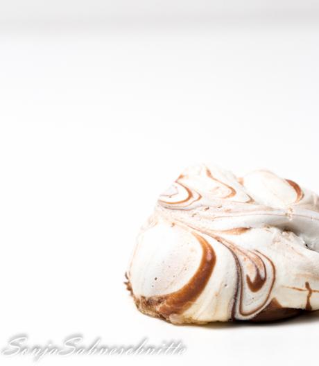 Nutella-swirled meringues cookies – eays and beautiful chrismas cookies -mit Nutella marmorierte Baiser – einfache und schöne Weihnachtsplätzchen