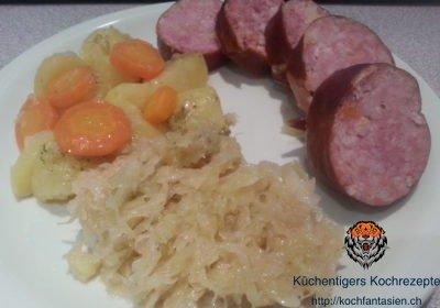 Saucisson mit Karotten, Kartoffeln und Sauerkraut aus dem Instant Pot®
